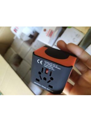 Adaptateur de voyage - Monde entier - avec 3 ports USBs - rose - noir Adaptateur de voyage - Monde entier - avec 3 ports USBs - rose - noir