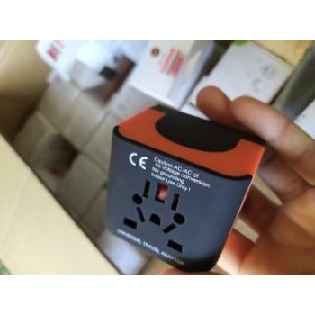 Reiseadapter - Weltweit - 3 USB-Anschlüssen - Pink - schwarz Reiseadapter - Weltweit - 3 USB-Anschlüssen - Pink - schwarz
