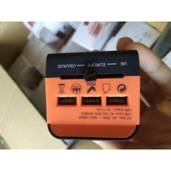 Reiseadapter - Weltweit - 3 USB-Anschlüssen - blau- schwarz Reiseadapter - Weltweit - 3 USB-Anschlüssen - blau- schwarz